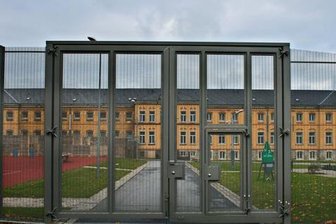 Ein Sicherheitszaun mit Tor am Gebäude zum Vollzug der Sicherungsverwahrung der Justizvollzugsanstalt in Bautzen (Sachsen). Der Freistaat Sachsen hat mit derzeit 20 Plätzen die Voraussetzungen zur Unterbringung im Vollzug zur Unterbringung in Sicherungsverwahrung in der Justizvollzugsanstalt Bautzen geschaffen.