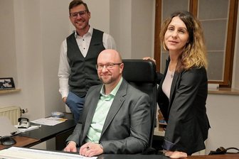 Neue Räume in altem Gemäuer: Leader-Regionalmanagement ist nach Oelsnitz gezogen - Die Gesichter des Vereins "Tor zum Erzgebirge": Sascha Thamm, Vorsitzender und Bürgermeister von Neukirchen, Regionalmanager Christian Scheller und Katja Meier, Assistentin des Regionalmanagements (von links). 