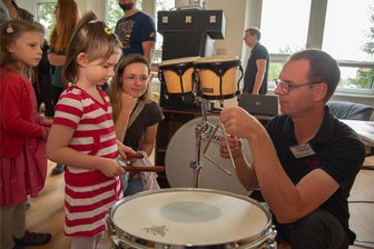 Neue Räume von Musikschule und Stadtkapelle in Oelsnitz: Viele Besucher zum Tag der offenen Tür - Zum Tag der offenen Tür erklärte Christian Röder von der Stadtkapelle den Kindern viele Instrumente.