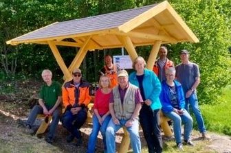 Neue Rast gewährt tolle Aussicht - Mitglieder des EZV Schwarzenberg und Männer vom Bauhof haben die Sitzgruppe aufgestellt. 