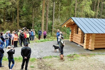 Neue Rasthütte in Zwota heißt jetzt "Hammerhütte" - Einweihung der vom Sachsenforst errichteten "Hammerhütte" am Zwotaer Glaßbachteich.