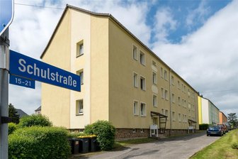 Neue Razzien zur Terrorgruppe um Prinz Reuß - Suche galt offenbar Waffen-Depots: Welches mittelsächsische Rittergut ist im Visier? - In diesem Haus fand am Dienstagmorgen eine der Polizeiaktionen in Sachsen statt.