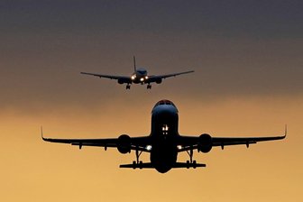 Neue Rechte für Fluggäste? Das soll sich ändern - Hunderte Millionen Menschen fliegen jedes Jahr in der EU. (Archivbild)