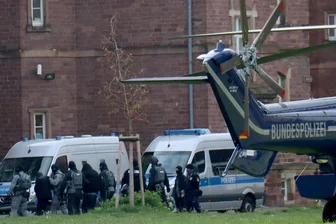 Neue Rechte, Neonazis, AfD: Wer steckt hinter der Terrorgruppe „Sächsische Separatisten“? - Einer der mutmaßlichen Terroristen der „Sächsischen Separatisten“ wird von Polizisten zur Haftvorführung zum Bundesgerichtshof in Karlsruhe gebracht.