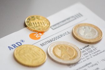 Neue Regeln beim Rundfunkbeitrag: Wer nicht aufpasst, zahlt drauf - Wer nicht pünktlich zahlt, riskiert Zuschläge.