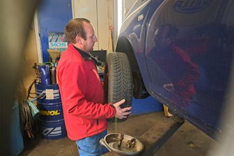 Neue Regeln für Winterreifen: Wie Autofahrer in der Region Freiberg-Flöha vorsorgen - Patrick Fleischer von der Waschanlage im Augustusburger Ortsteil Grünberg montiert schon lange Winterreifen mit dem Alpine-Symbol.