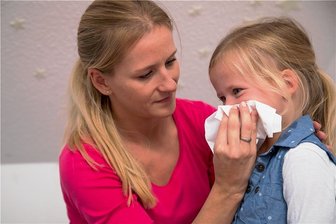 Neue Regeln fürs Kinderkrankengeld - Hoffentlich ist das nur ein Schnupfen! Dann darf das Mädchen in die Kita. Kommt Husten oder Fieber dazu, muss es mit Mama daheimbleiben.