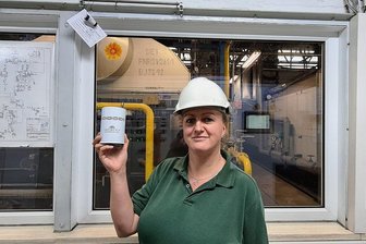 Neue Regeln zu Radon im Erzgebirge: Messpflicht für Betriebe gilt in 49 Kommunen - Unscheinbare Messtechnik: Sandra Schurig im Leitstand des Heizwerks mit einer Radonsonde, mit der vorab Hotspots ermittelt wurden. Links über ihr ist eines der Dosimeter zu sehen, die ein Jahr hängen bleiben. 
