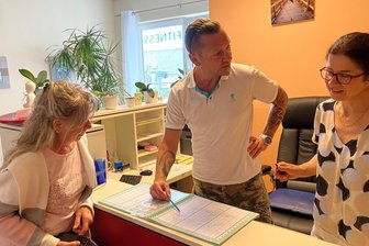 Neue Reichenbacher Physiotherapie schlägt ein: „Der Tag müsste 48 Stunden haben“ - Das Terminbuch in der Physiotherapie Obst in Reichenbach ist immer voll. Inhaber Daniel Obst im Gespräch mit einer Patientin und Heike Ott (rechts) von der Anmeldung. Doch die Arbeit von früh bis spät hat auch Grenzen.