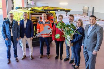 Neue Reichenbacher Rettungswache an der A 72 erfüllt höchste Ansprüche - Offizielle Schlüsselübergabe für die neue Rettungswache. Von links: Reichenbachs Oberbürgermeister Raphael Kürzinger, der Zwickauer Landrat Carsten Michaelis, Rettungsdienstleiter Andy Feig, Manja Jopp, Geschäftsführerin DRK Rettungsdienst Göltzschtal, Jens Leistner, Geschäftsführer Rettungszweckverband Südwestsachsen, Bianca Zisowsky, Geschäftsführerin DRK Rettungsdienst Göltzschtal, und Vogtland-Landrat Thomas Hennig.