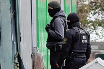 Neue Reichsbürgerspur nach Ehrenfriedersdorf - Sächsische Polizeibeamte durchsuchten im Rahmen der bundesweiten Razzia gegen die Reichsbürgerszene auch ein Firmengebäude in Olbernhau im Erzgebirgskreis. 