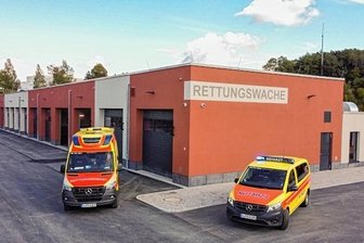 Neue Rettungswache an der A 72 erfüllt höchste Ansprüche - So schmuck sieht die neue Rettungswache Reichenbach von außen aus. Sie bietet viel Platz und ist hochmodern eingerichtet.