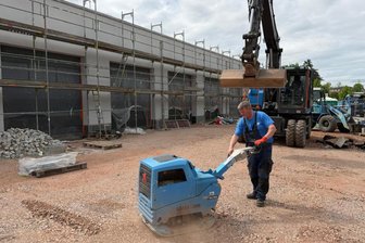 Neue Rettungswache in Mittweida: Das erwartet Besucher am Tag der offenen Tür - Am Mittwoch wurde am Außengelände der neuen Rettungswache gearbeitet.