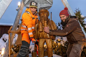 Neue Reumtengrüner Ortspyramide wartet auf den ersten Einsatz - Enrico Plathe (rechts) und Matthias Kämpfer stellen die Figuren auf die Pyramide.