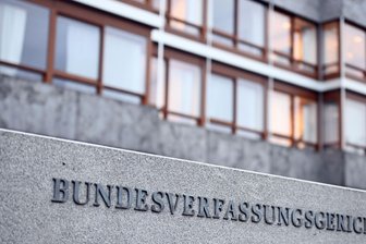 Neue Richterwahl steht im Bundestag an: Klappt es jetzt? - Drei neue Richterinnen und Richter für das Bundesverfassungsgericht soll der Bundestag am Donnerstag bestimmen. Der erste Anlauf dazu war vor der Sommerpause schiefgegangen.