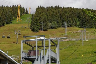 Neue Rodelbahn für den Fichtelberg? Stadtrat hat entschieden - Zwischen Vierersesselbahn und Flyline will die LGO die Allwetterrodelbahn setzen. Bis zum Bau ist es allerdings noch ein langer Weg.