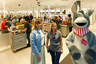 Neue Rossmann-Filiale in Thalheim eröffnet: Großer Trubel und große Auswahl - Bezirksleiterin Anja Pohl (l.), Filialleiterin Janine Nestler und Maskottchen „Emil" erlebten eine Eröffnung mit vielen Kunden.