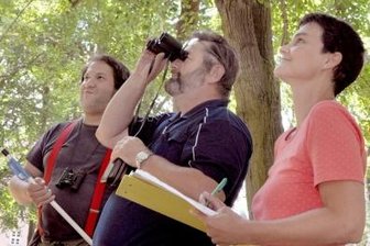 Neue Runde bei Suche nach Bockkäfern - 
              <p class="artikelinhalt">Im vergangenen Sommer hatten die Mitarbeiter des Dresdener Landesamtes Steffen Siebenhein (links), Arndt Bennewitz und Maureen Möwis in Auerbach nach dem Käfer gesucht. </p>
            