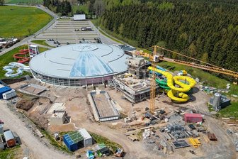 Neue Rutschen fast fertig montiert: Wie der Bau am Freizeitzeitbad Greifensteine vorangeht - Im Außenbereich des Freizeitbades Greifensteine bei Geyer wird ein Millionenprojekt umgesetzt. Neue Rutschen sind schon fast komplett montiert. Die Rohbauarbeiten sind generell auf der Zielgeraden, auch was einen neuen Anbau betrifft. 