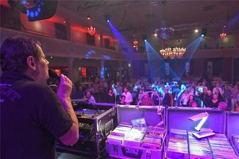 Neue Saison im Tivoli Freiberg läuft an: Bekannte Künstler und Überraschungen - Die erste Ü 50-Party mit DJ Thomas Tippner zog am Samstagabend viele Besucher ins Freiberger Tivoli.