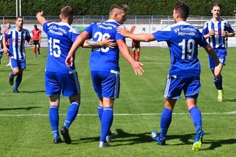 Neue Saison, neue Euphorie - An dieses Bild könnten sich die Mittweidaer Fans gewöhnen. Nils König (Nummer 20), der im Sommer von Frankenau zur Germania wechselte, lässt sich nach seinem Tor zum 1:0 gegen Riesa feiern. Der Stürmer traf im Pokal bereits nach vier Minuten. 