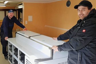 Neue Sanitäranlagen, erneuerter Imbiss: Aufbruchsstimmung an der Talsperre Pirk - Im Strandimbiss ist am Dienstag die neue Kühltechnik eingetroffen. Stefan Ehlert und Karsten Thumser (von links) tragen sie ins Gebäude. Beide haben den ganzen Winter über den Gebäudekomplex kernsaniert.
