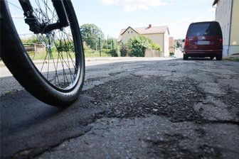Neue Schäden an gerade geflickten Schlaglöchern in Zwickau – wie kann das sein? - In der Neudörfler Straße wurden im April Schlaglöcher geflickt – teilweise ohne den nötigen Haftkleber. Inzwischen gibt es dort neue Schäden.