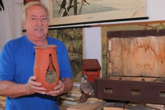 Neue Schau in der "Parkschänke" richtet den Fokus auf die Natur - Der Vorsitzende des Heimatvereins Johannes Heyder präsentiert ein früher als Vogelfalle genutztes Gefäß, das in der Schau zu sehen ist. 