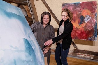 Neue Schau in der Plauener Malzhaus-Galerie bietet Platz für Denkräume - Andrea Kuehl (l.) stellt erstmals in Plauen aus. Jetzt hat sie ihre Schüttbilder mit Galeristin Steffi Müller-Klug gehängt.