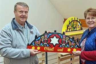 Neue Schau in Oederan: Warum zwei Niedersachsen Schwibbögen aus dem Erzgebirge bauen - Heike und Wolfgang Lorentz aus Niedersachsen präsentieren 87 Schwibbögen im Oederaner Museum.