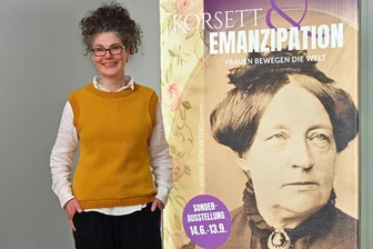 Neue Schau in Oederan: Wie starke Frauen den Korsett-Zwang aufbrachen - Michaela Kruse ist engagierte Kuratorin der Sonderschau „Korsett und Emanzipation“ im Weberei-Museum Oederan.