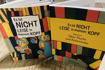 Neue Schau in St. Georgenkirche von und mit Flüchtlingen wird in Schwarzenberg eröffnet - In den Bänden „Es ist nicht leise in meinem Kopf“ wird auch von Flucht und der Ankunft im Erzgebirge berichtet.