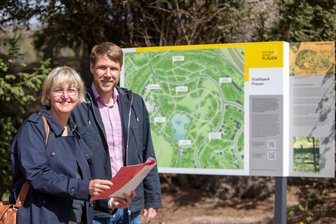 Neue Schautafeln informieren zur Geschichte des Plauener Stadtparks - Die Rathaus-Mitarbeiter Grit Roth und Markus Löffler informierten jetzt über die neuen Schautafeln im Plauener Stadtpark.