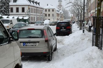 Neue Schneefälle im Vogtland: Winterwetter erschwert das Parken in den Innenstädten - Der Schnee an den Straßenrändern erschwert zunehmend das Parken.