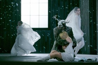 Neue „Schneekönigin“ in Dresden: Dieser Duft der Kälte ist nur für Erwachsene! - Louise McClelland Jacobsen als Gerda und Georg Zeppenfeld als Rentier in der neuen „Schneekönigin“ der Semperoper.