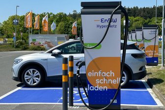Neue Schnellladesäulen nahe der A 72 im Vogtland in Betrieb genommen - Die neuen Ladesäulen befinden sich am Rande des Parkplatz-Geländes des Globus-Marktes.