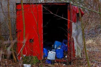 Neue Schritte gegen illegale Müllhalde - In einem Container auf dem Gelände An der Nutzung 46 in Oberlungwitzliegen Behältnisse mit unbekanntem Inhalt.