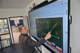 Neue Schultafeln für Mühlau: Entscheidung im zweiten Anlauf - Tobias Böhme, Chef der gleichnamigen Mühlauer IT-Firma, stellt eine digitale Tafel ein.