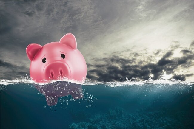 Neue Serie "Clever Sparen": Geld retten mit dem richtigen Konto - Viele sehen ihr Erspartes untergehen.