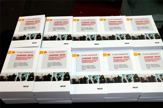 Neue Shell-Jugendstudie: Ein Schwanken, aber kein Rechtsruck - Die 19. Shell-Jugendstudie liegt jetzt vor. Junge Menschen sind besorgt, aber nicht pessimistisch.