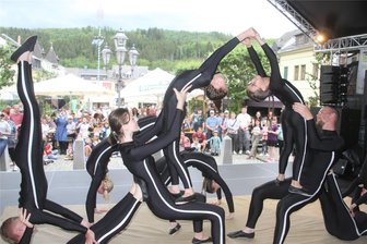 Neue Showbühne besteht in Elsterberg ihre Feuertaufe - Akribie und Körperbeherrschung, aber auch Kraft und eine Portion Mut zeigten die Athleten vom örtlichen Akrobatenverein bei ihrem Brunnenfestauftritt auf der neuen Showbühne.