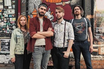 Neue Single von Jante: Erzgebirger nehmen soziale Medien aufs Korn - Die Band Jante um den Gornsdorfer Jan Thierfelder (2. von links) wendet sich im neuen Song unter anderem gegen Verschwörungstheorien. 