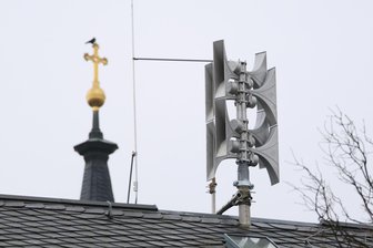 Neue Sirene alarmiert nicht nur die Gersdorfer Feuerwehrleute - Die neue Sirenenanlage auf der Gersdorfer Schule, im Hintergrund das Turmkreuz der Marienkirche.