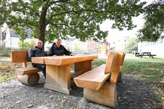 Neue Sitzgruppen werten den Erlbacher Schlosspark auf - Eine Aufwertung durch zwei Sitzgruppen hat Erlbachs Park erhalten. Darum kümmerte hat sich der Tourismusverein.