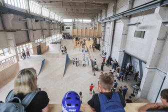 Neue Skatehalle in Chemnitz ist eröffnet: „Die Halle ist jetzt viel größer als vorher“ - Großer Ansturm bei der Eröffnung der neuen Skatehalle in der Chemnitzer Schönherrfabrik.