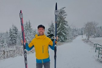 Neue Skimodelle aus Klingenthal: Durch den Schnee auf Erz und Vogtland - Erz und Vogtland: Tim Tröschel mit neuen Klingenthaler Ski-Modellen.