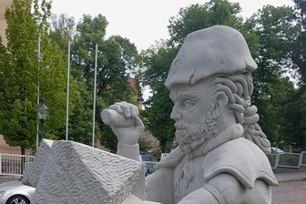 Neue Skulptur in Freiberg: Warum dem Bergmann der Hammer abhanden kam - Vor der Einweihung des Welterbepfades am Abend fehlte dem Bergmann der Hammer. 