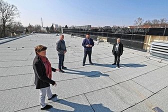 Neue Solaranlage fürs HOT-Badeland - Das Dach des HOT-Badelandes nach der Sanierung im Frühjahr dieses Jahres. Jetzt soll hier eine Solaranlage installiert werden.