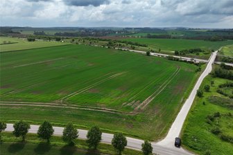 Neue Solarparks entlang der A 72 geplant - beide im Stadtgebiet Penig - Auf einem Teil dieser Fläche zwischen der A 72 (oben im Bild) und der Straße zwischen Tauscha und Zinnberg (vorn) will ein Investor einen Solarpark bauen.
