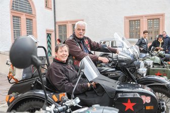 Neue Sonderausstellung in Augustusburg eröffnet: Ein Motorrad mit Abenteuer-Garantie - „Eine tolle Ausstellung über eine faszinierende Reise“: Angela und Roland Braun sind mit ihrem Ural-Motorrad zur Eröffnung der neuen Sonderausstellung nach Augustusburg gekommen.